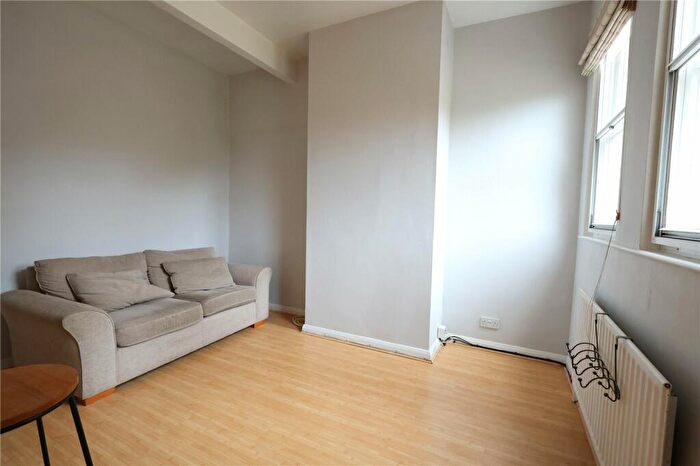 2 Bedroom Apartment For Sale In The Crescent, Farnham, Surrey, GU9