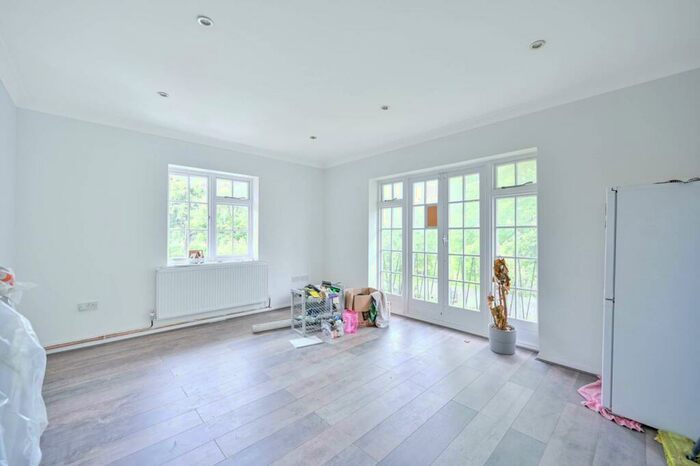 2 Bedroom Flat To Rent In Robin Hood Lane, Sutton, SM1