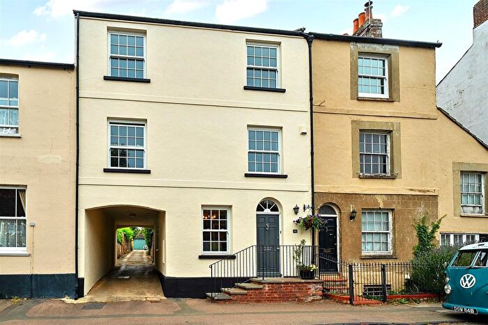 4 Bedroom Town House For Sale In High Street, Aylesbury, HP18
