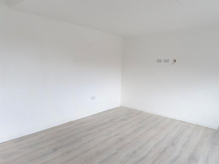 1 Bedroom Flat To Rent In Market Place, Great Bridge, Tipton, DY4
