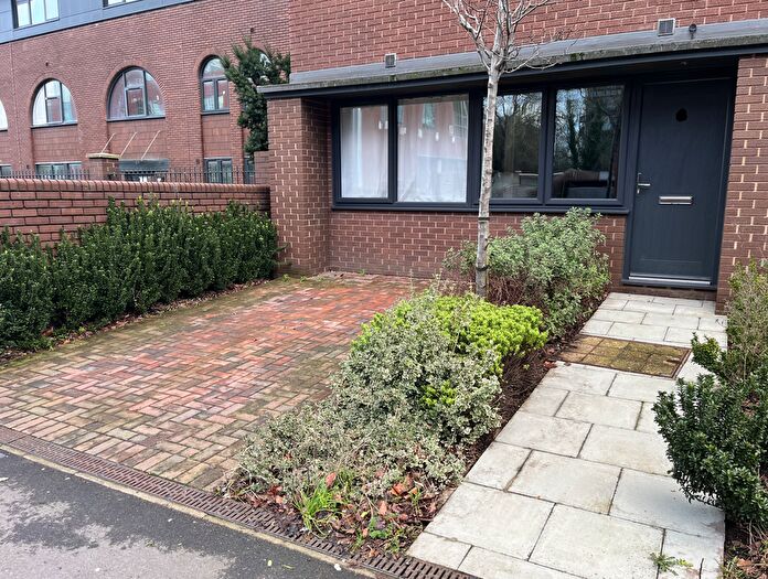 1 Bedroom Flat To Rent In Chertsey Road, Woking, GU21