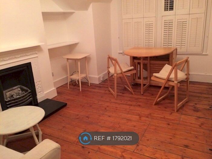 2 Bedroom Flat To Rent In Comyn Road, London, SW11