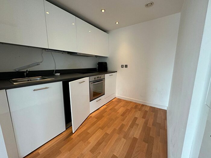 2 Bedroom Flat To Rent In Queens Road, Nottingham, Nottinghamshire, NG2