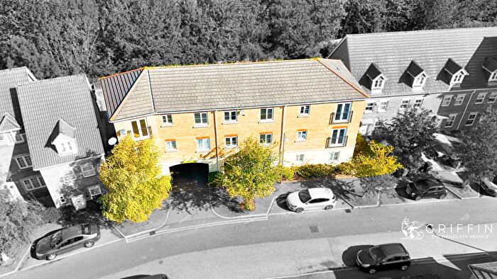 2 Bedroom Flat For Sale In Windermere Avenue, Purfleet-On-Thames, RM19