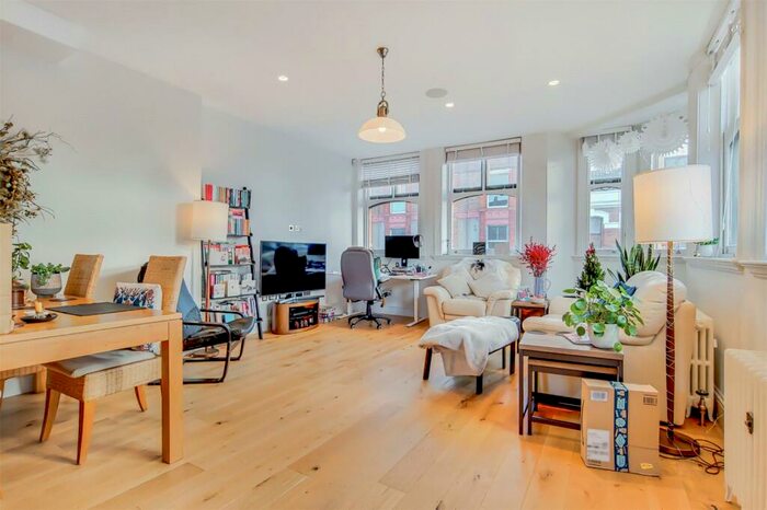 2 Bedroom Maisonette To Rent In Upper Street, Islington, N1