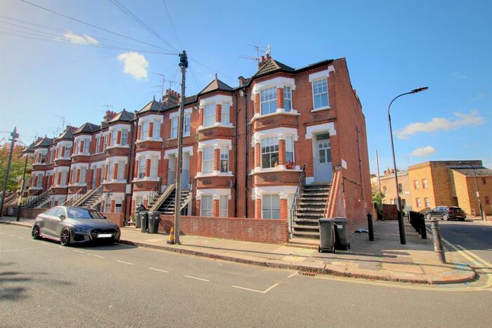 1 Bedroom Flat To Rent In Curwen Road (), Shepherds Bush, W12