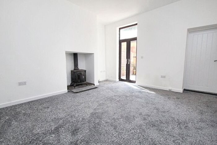 4 Bedroom Town House For Sale In Burnley Road, Todmorden, OL14