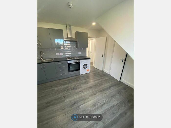 2 Bedroom Flat To Rent In Bounds Green Road, London, N22
