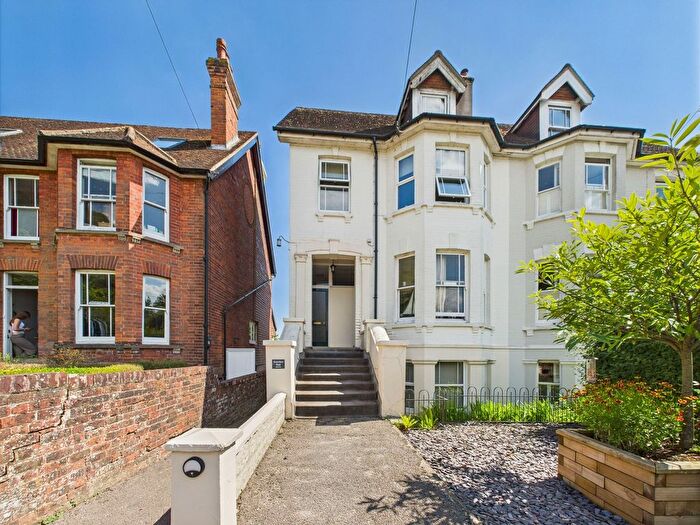 2 Bedroom Flat For Sale In Harlington, Station Road, TN20