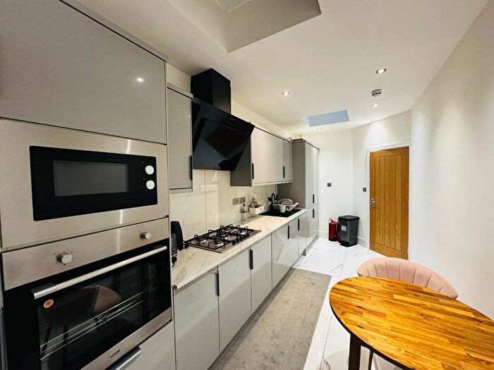 1 Bedroom Flat To Rent In North Drive, Hounslow, TW3