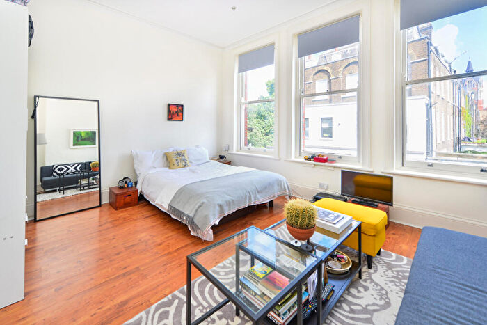 Apartment To Rent In Canonbury Lane, Islington, London, N1