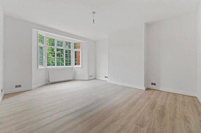 3 Bedroom Apartment For Sale In Finchley Road, London, NW3