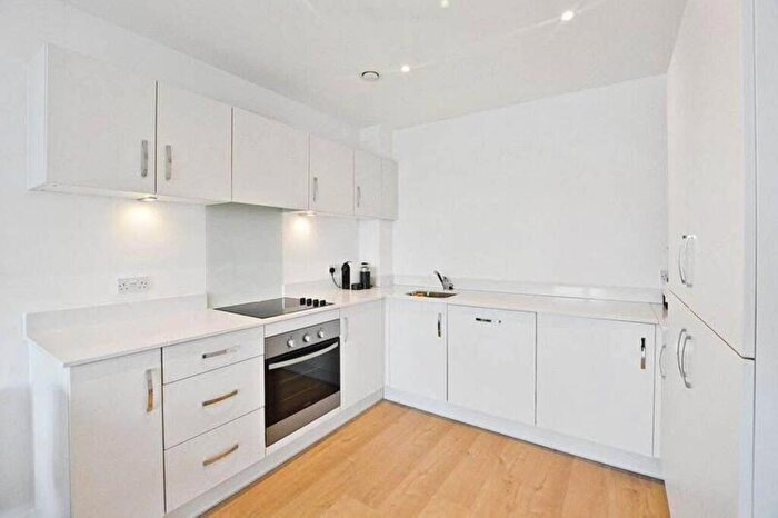 2 Bedroom Flat To Rent In St Clements Avenue, Mile End, London, E3