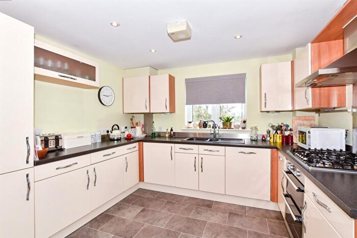 2 Bedroom Apartment For Sale In The Lakes, Larkfield, Kent, ME20