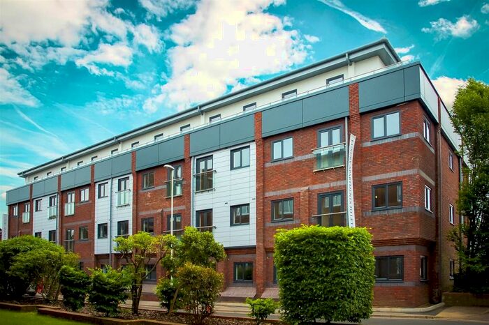 2 Bedroom Flat To Rent In Cantelupe Road, East Grinstead, RH19