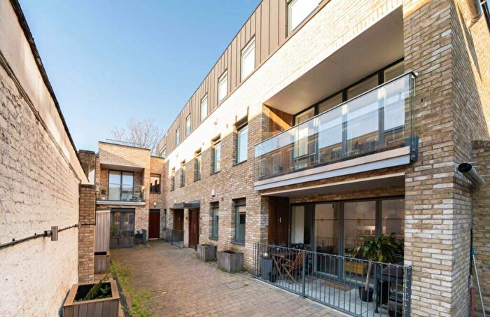 2 Bedroom Flat To Rent In Balham Hill, Balham, SW12