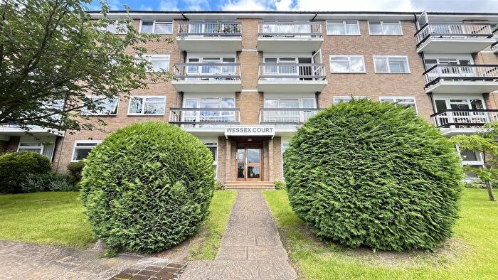 2 Bedroom Flat To Rent In Putney Hill, London, SW15