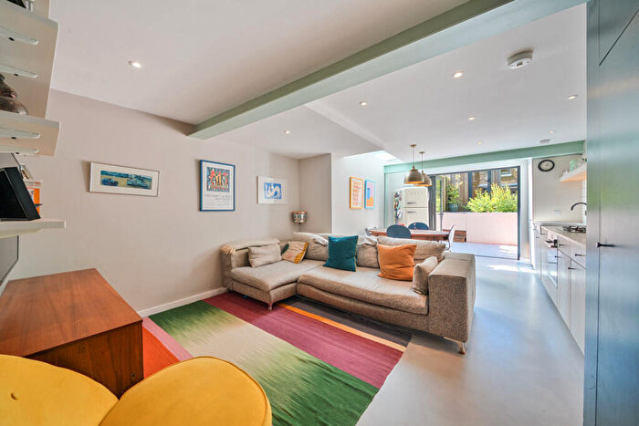 2 Bedroom Flat For Sale In Lyndhurst Way, London, SE15