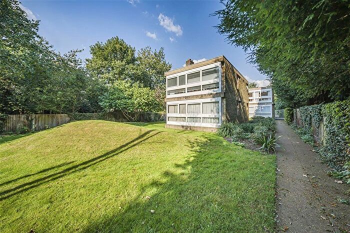 2 Bedroom Flat To Rent In Langham House Close, Richmond, TW10