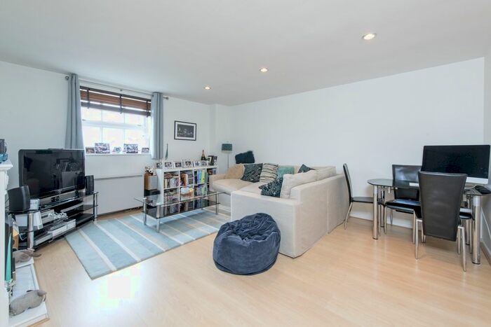 2 Bedroom Flat To Rent In Clapham Park Road, London, SW4