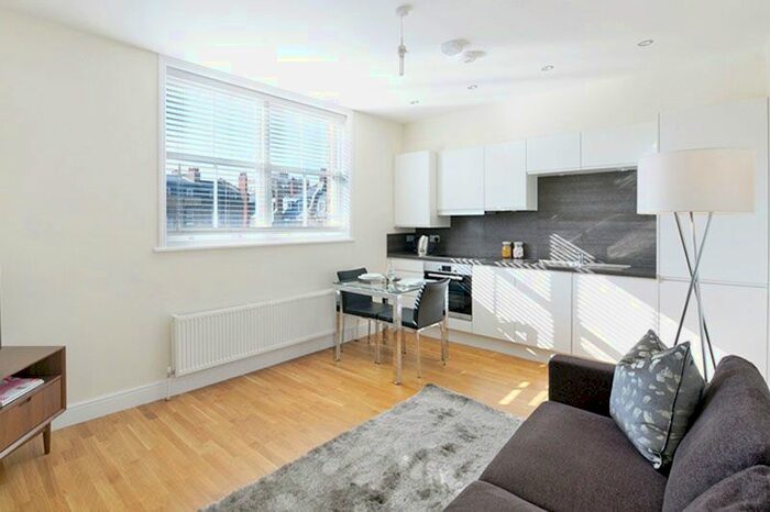 2 Bedroom Flat To Rent In Hamlet Gardens, Ravenscourt Park, London, W6