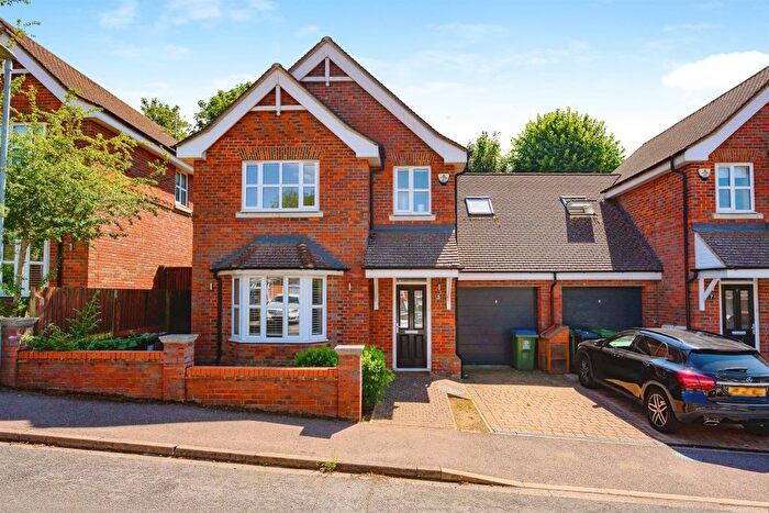 4 Bedroom Detached House For Sale In Trident Road, Watford, WD25