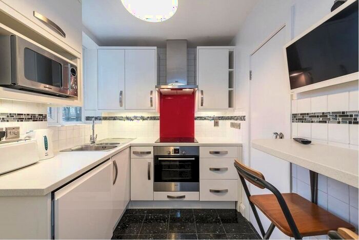 2 Bedroom Flat To Rent In Barrington Court, Pages Hill, Muswell Hill, N10
