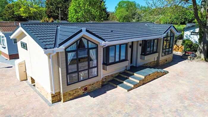 2 Bedroom Mobile/park Home For Sale In Willows Riverside Park, Windsor, SL4