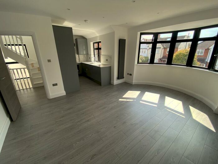 3 Bedroom Maisonette To Rent In Hervey Close, N3