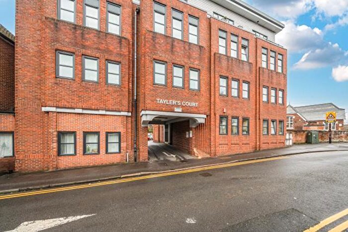2 Bedroom Apartment For Sale In Pelican Lane, Newbury, RG14