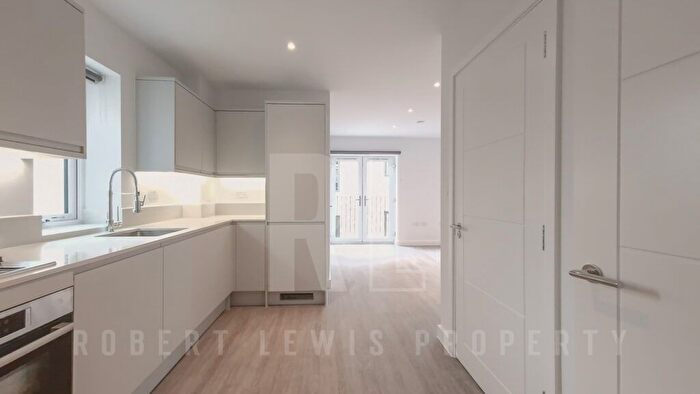 Studio To Rent In High Road, London, N12