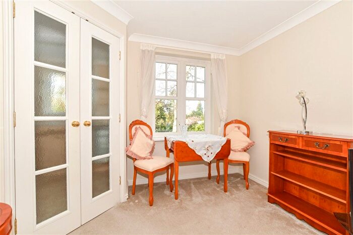 1 Bedroom Flat For Sale In Massetts Road, Horley, Surrey, RH6
