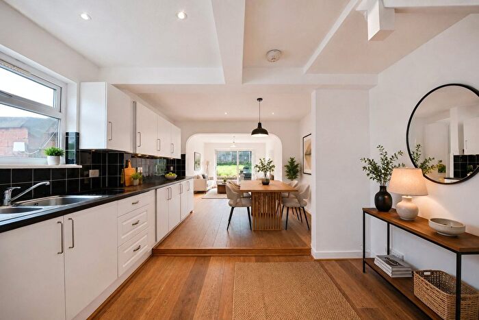 3 Bedroom End Of Terrace House For Sale In Hampden Way, London, N14