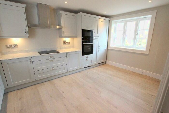 3 Bedroom Cottage To Rent In The Cloisters, BH21