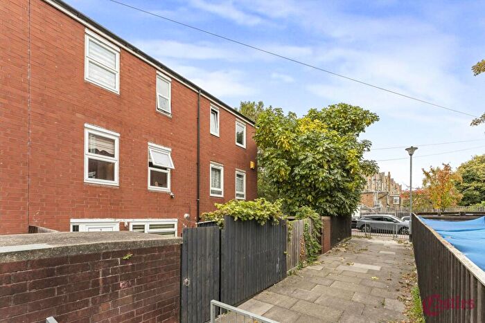 3 Bedroom Maisonette For Sale In Ambleside Close, London, E9