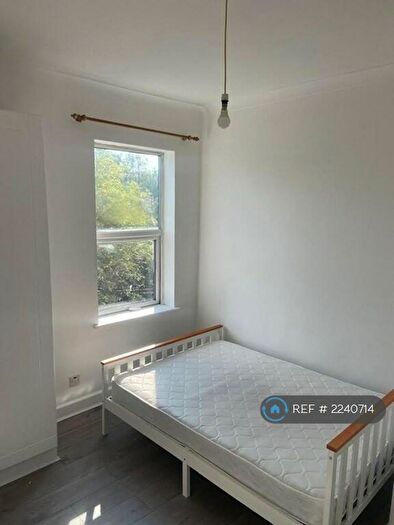 Studio To Rent In Bowes Road, London, N13