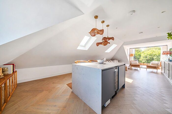3 Bedroom Flat For Sale In Durnsford Road, London, SW19