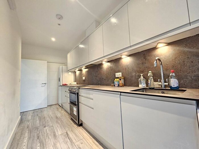 4 Bedroom Flat To Rent In Bellingham Road London, SE6