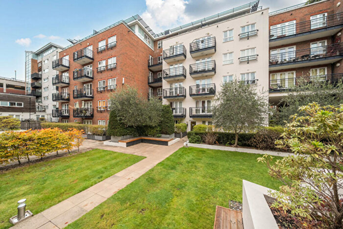 2 Bedroom Flat For Sale In Royal Quarter, Seven Kings Way, Kingston Upon Thames, KT2