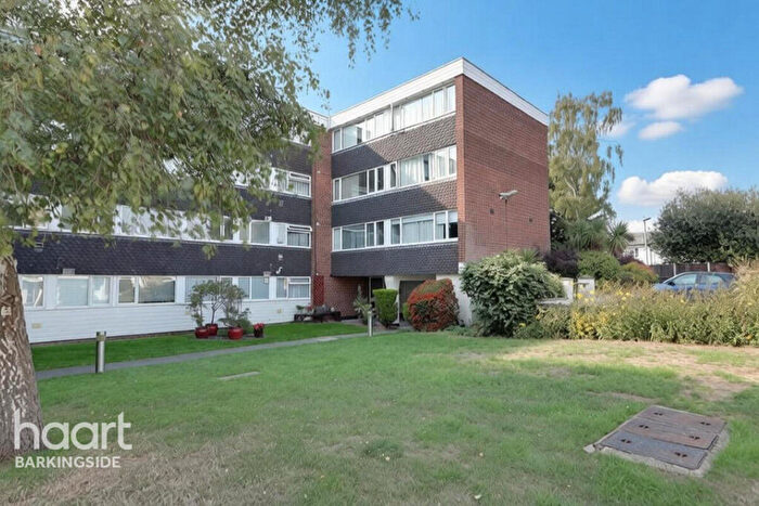 2 Bedroom Apartment For Sale In The Ridings, Chigwell, IG7