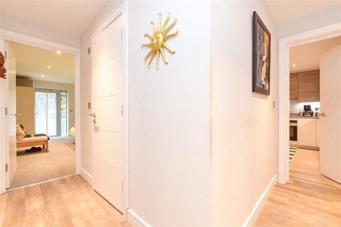 2 Bedroom Flat For Sale In Croydon Road, Caterham, Surrey, CR3