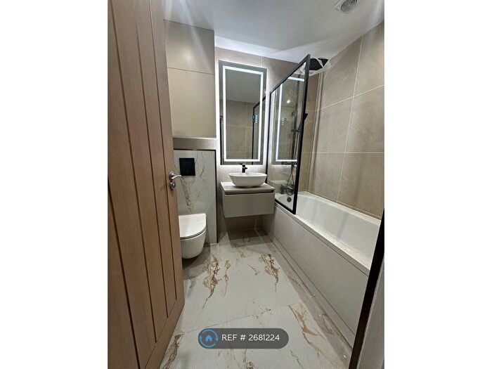 3 Bedroom Flat To Rent In West Park Street, Brighouse, HD6