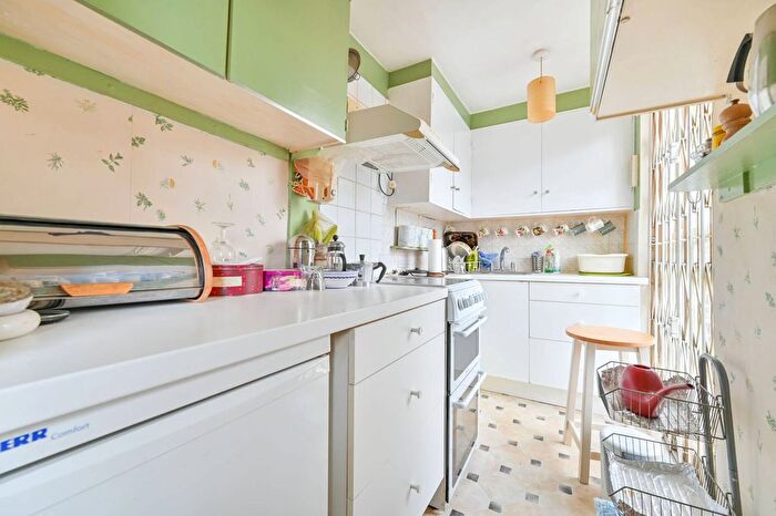 2 Bedroom Flat For Sale In Monmouth Place, Westbourne Grove, London, W2
