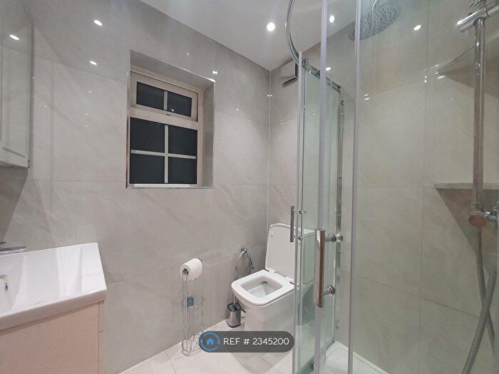 2 Bedroom Flat To Rent In Little Bushey Lane, Bushey, WD23