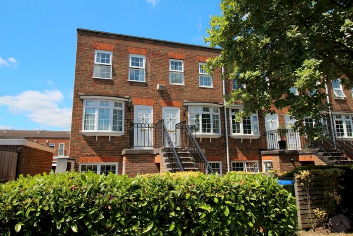 2 Bedroom Maisonette To Rent In Adams Square, Bexleyheath, DA6