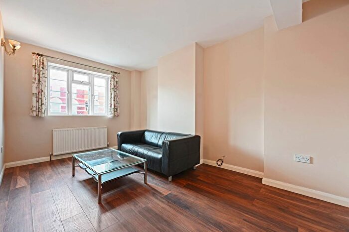 2 Bedroom Flat To Rent In Hanover Court, Uxbridge Road, Shepherds Bush, W12