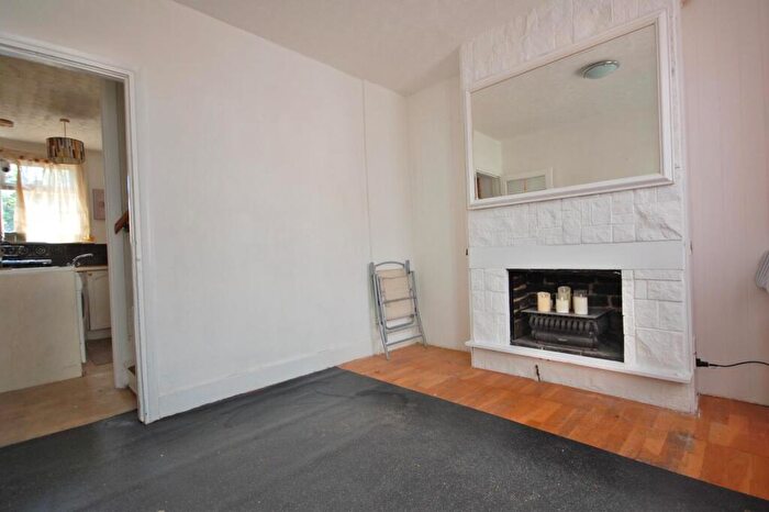 2 Bedroom Cottage For Sale In Barrowell Green, WInchmore Hill, N21