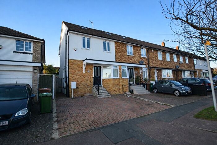 3 Bedroom End Of Terrace House For Sale In Highview Gardens, Potters Bar, EN6