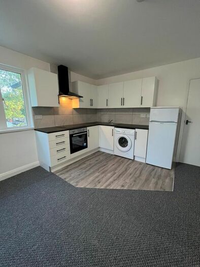 3 Bedroom Flat To Rent In Florida Court, Station Approach, Staines, TW18