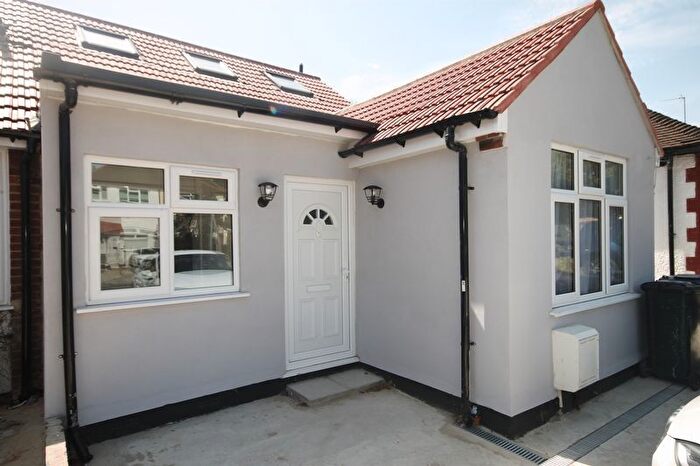 5 Bedroom Semi-Detached Bungalow To Rent In Islip Manor Road, Northolt, UB5